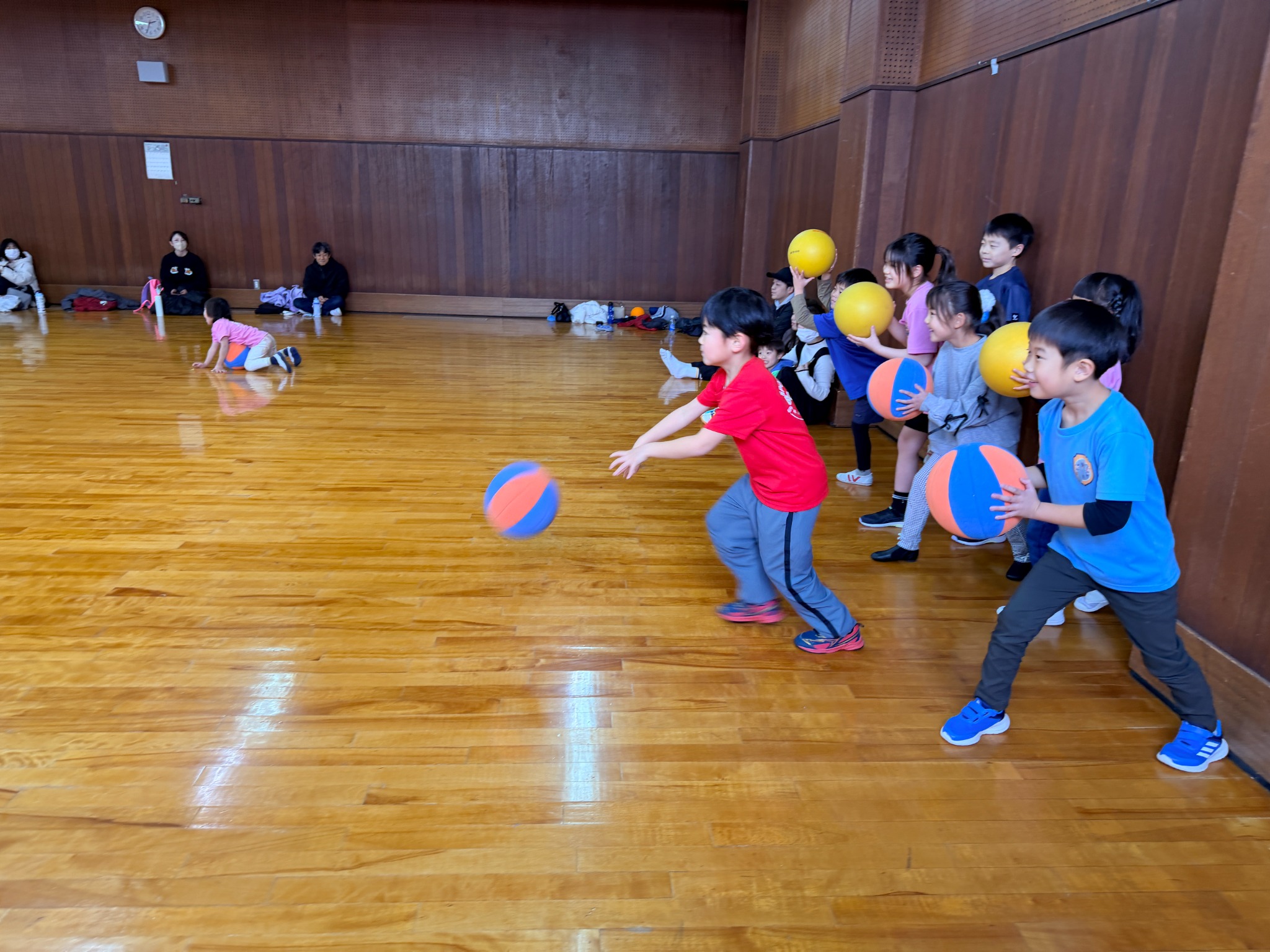 体育館でバスケットボールを指導する様子