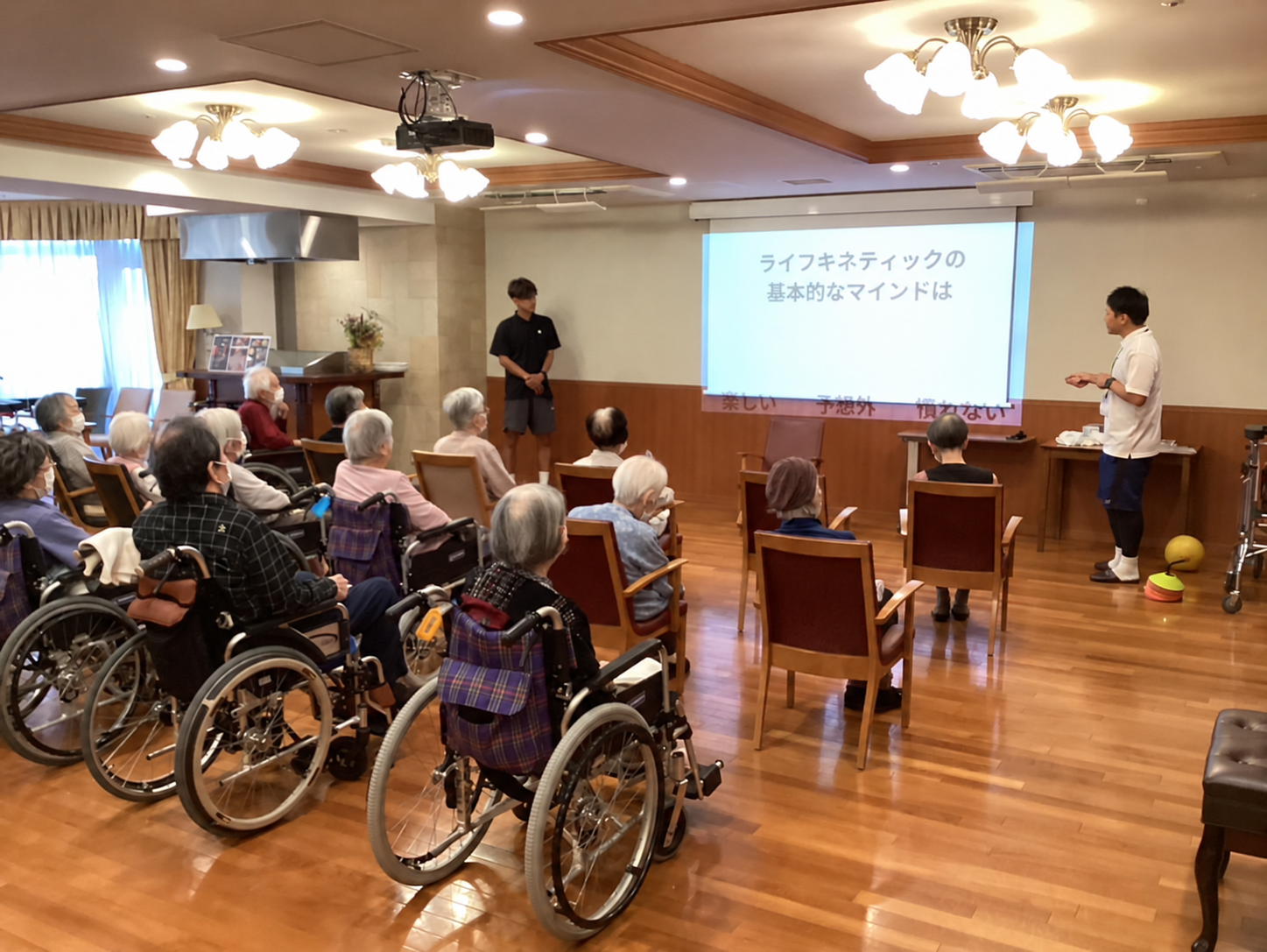 高齢者施設でライフキネティックのプログラムを実施する様子