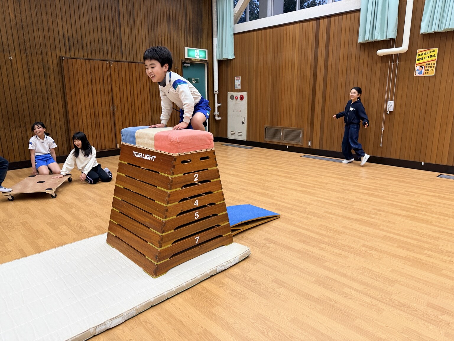 子どもが跳び箱に取り組む体操・運動遊びの様子