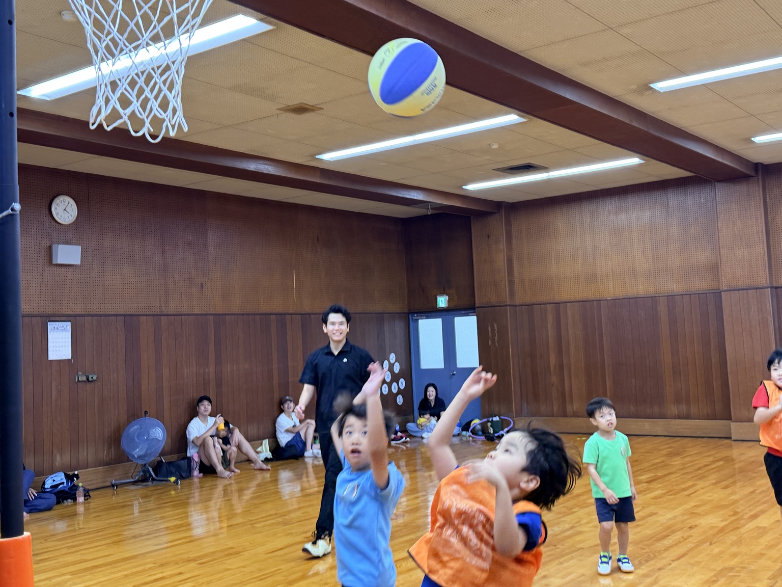 子どもたちがバルシューレのボールゲームに取り組む様子